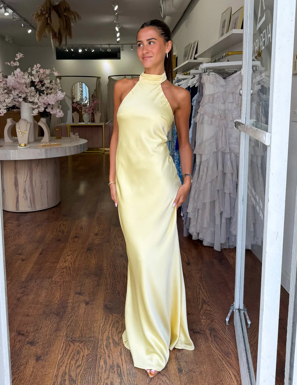 PALOMA | ELEGANTE VESTIDO LARGO DE SATEN CON ESCOTE HALTER