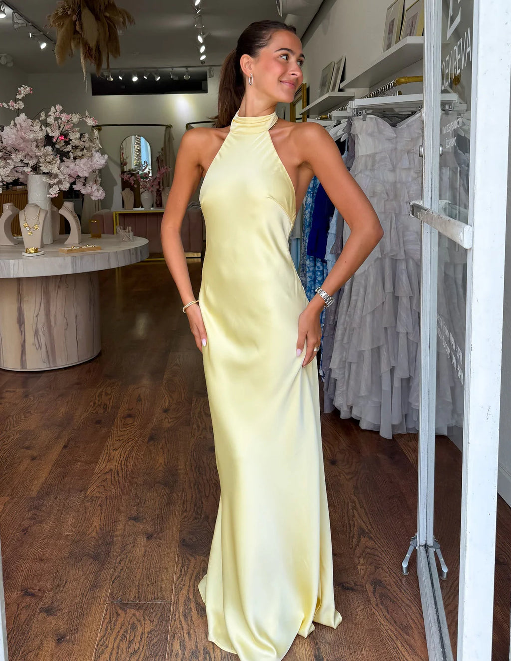 PALOMA | ELEGANTE VESTIDO LARGO DE SATEN CON ESCOTE HALTER