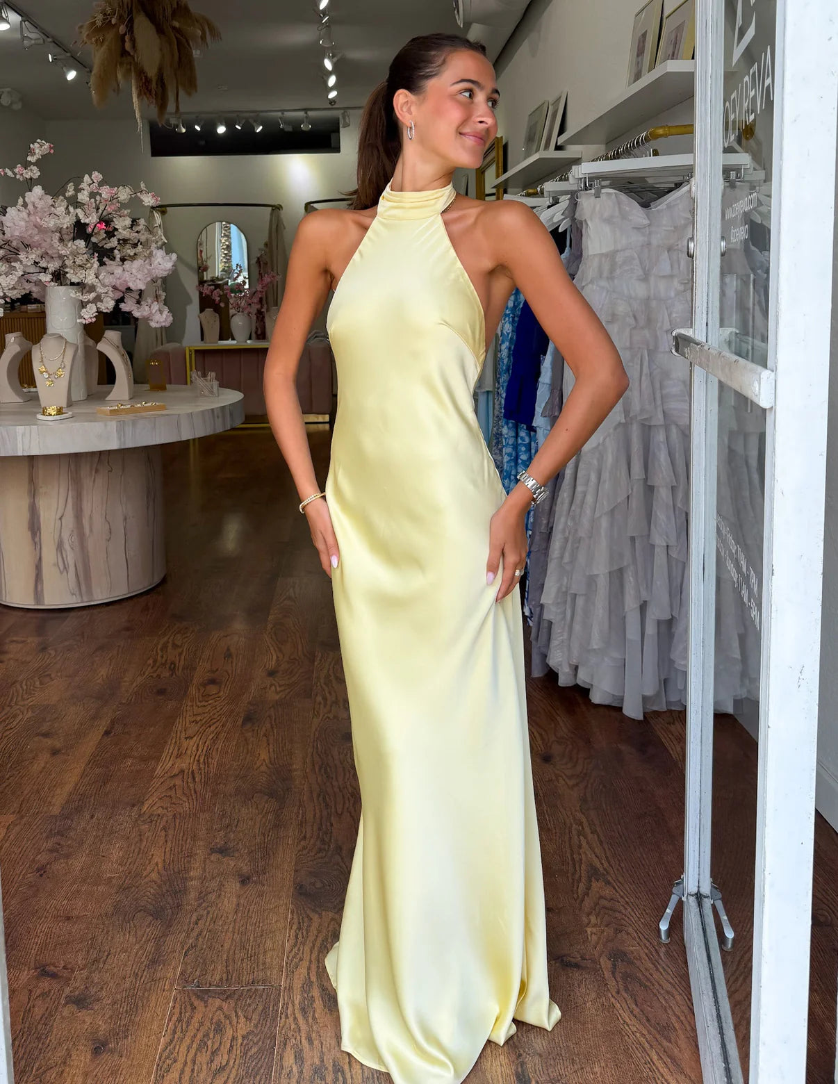 PALOMA | ELEGANTE VESTIDO LARGO DE SATEN CON ESCOTE HALTER