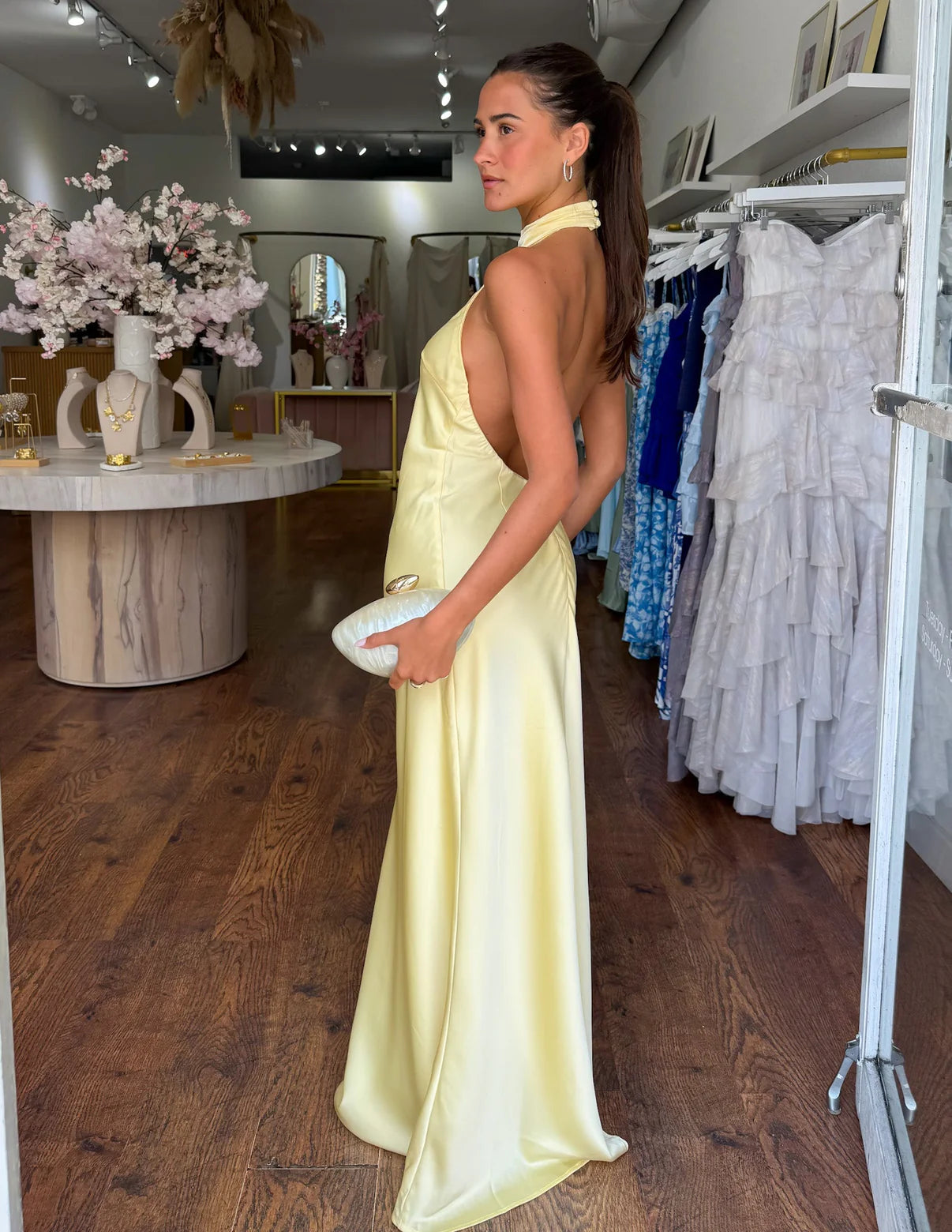 PALOMA | ELEGANTE VESTIDO LARGO DE SATEN CON ESCOTE HALTER