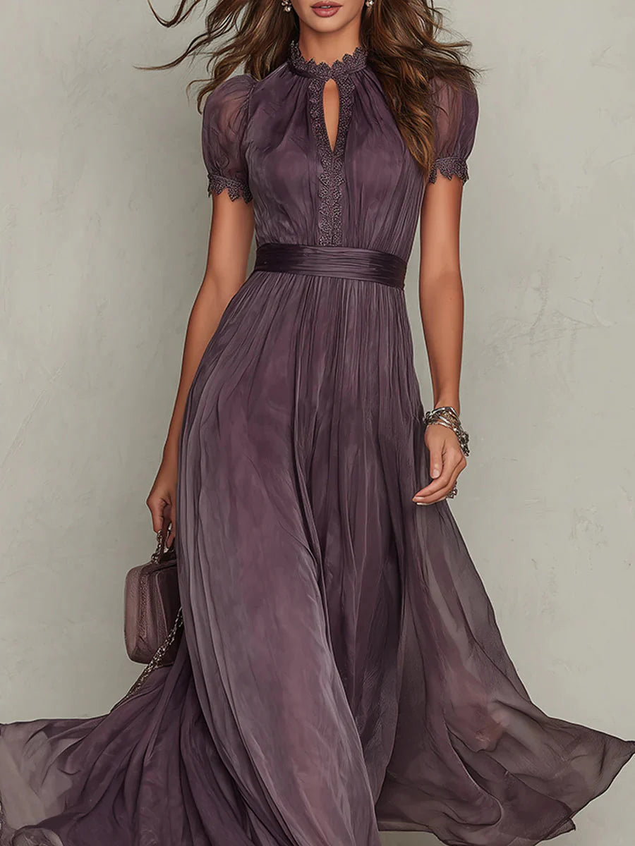 FLAVIA | VESTIDO LARGO MORADO CON ESCOTE EN FORMA DE OJO DE CERRADURA Y RIBETE DE ENCAJE DE GRASA