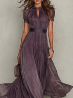 FLAVIA | VESTIDO LARGO MORADO CON ESCOTE EN FORMA DE OJO DE CERRADURA Y RIBETE DE ENCAJE DE GRASA