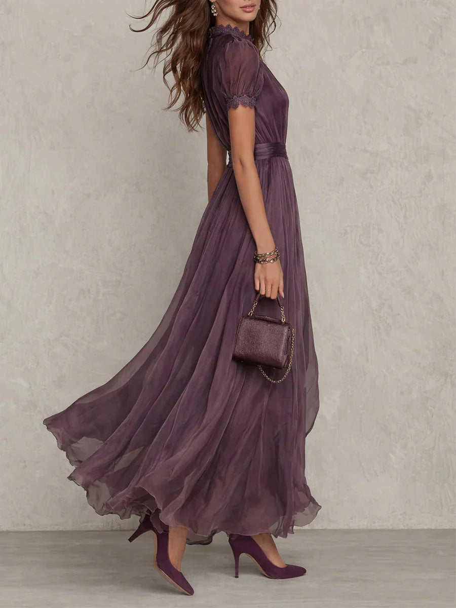 FLAVIA | VESTIDO LARGO MORADO CON ESCOTE EN FORMA DE OJO DE CERRADURA Y RIBETE DE ENCAJE DE GRASA