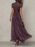 FLAVIA | VESTIDO LARGO MORADO CON ESCOTE EN FORMA DE OJO DE CERRADURA Y RIBETE DE ENCAJE DE GRASA