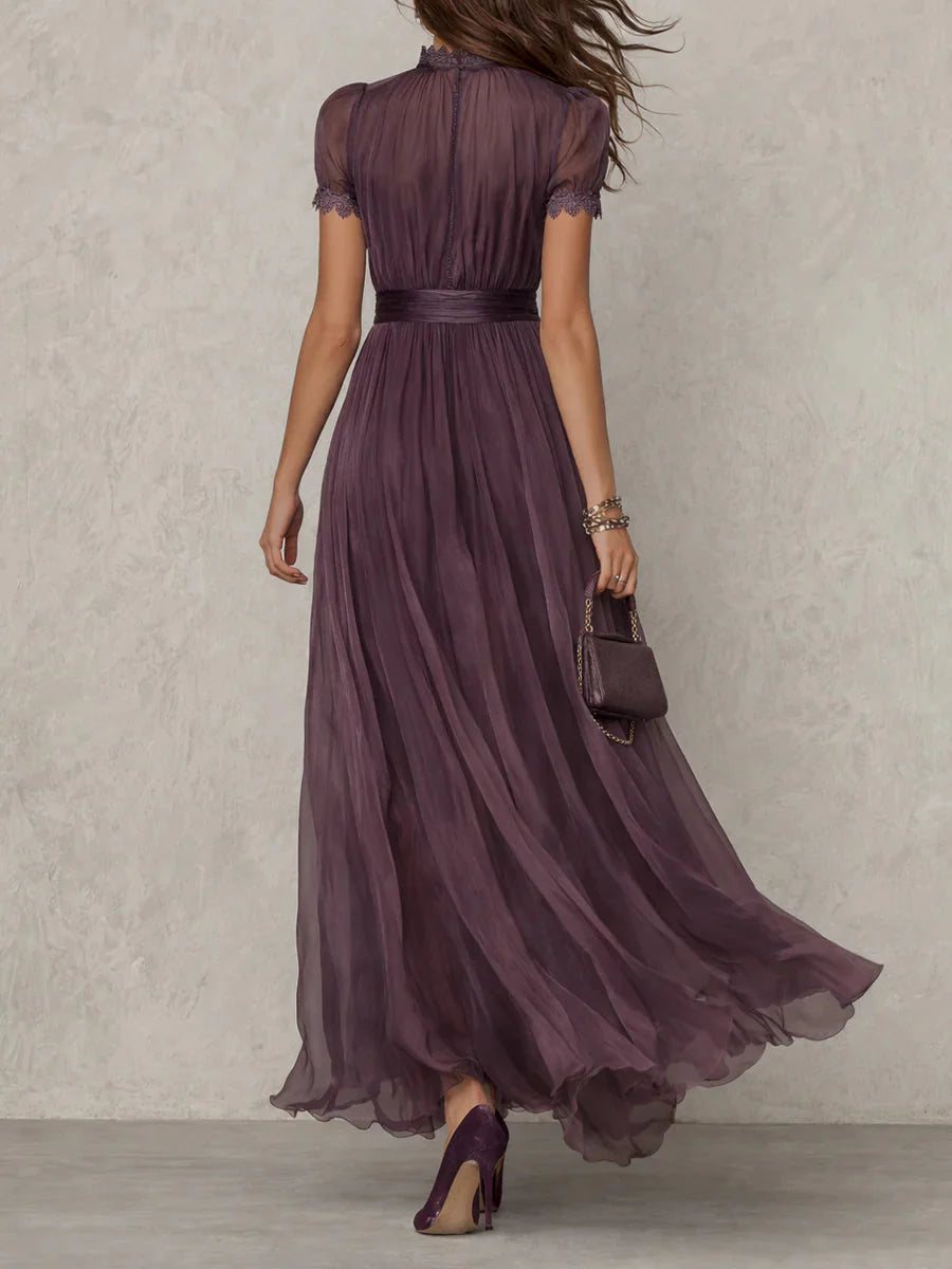 FLAVIA | VESTIDO LARGO MORADO CON ESCOTE EN FORMA DE OJO DE CERRADURA Y RIBETE DE ENCAJE DE GRASA