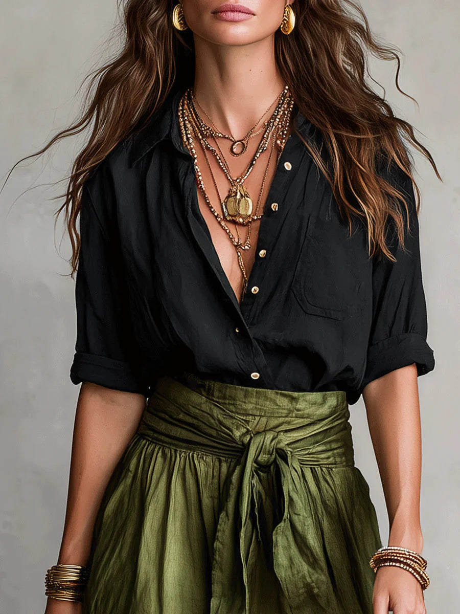 VERA | CONJUNTO DE DOS PIEZAS: CAMISETA NEGRA Y FALDA MIDI VERDE OLIVA