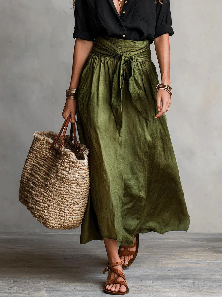 VERA | CONJUNTO DE DOS PIEZAS: CAMISETA NEGRA Y FALDA MIDI VERDE OLIVA