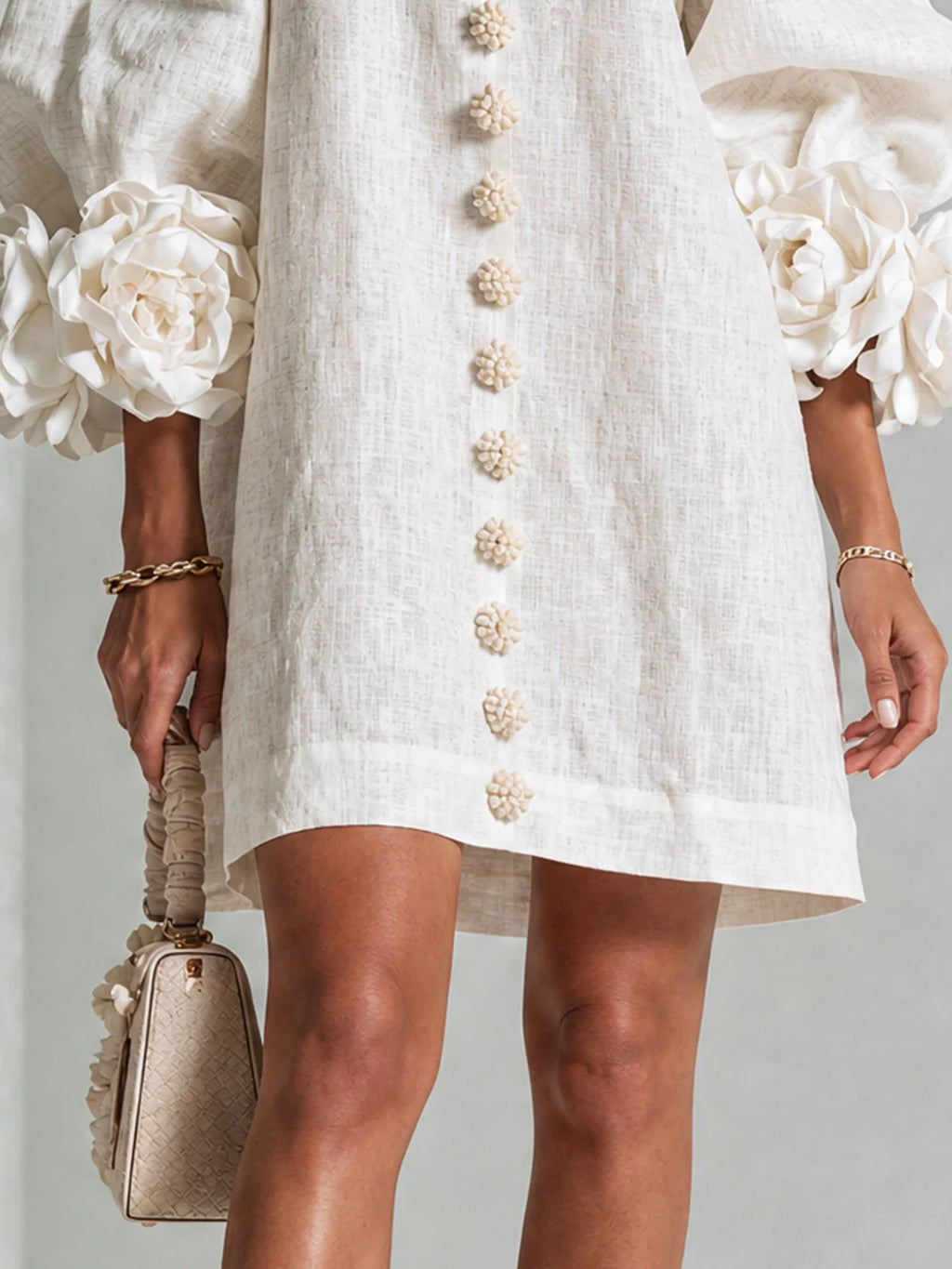 BRUNA | MINIVESTIDO CON BOTONES Y MANGAS FLORALES EXTRAVAGANTES