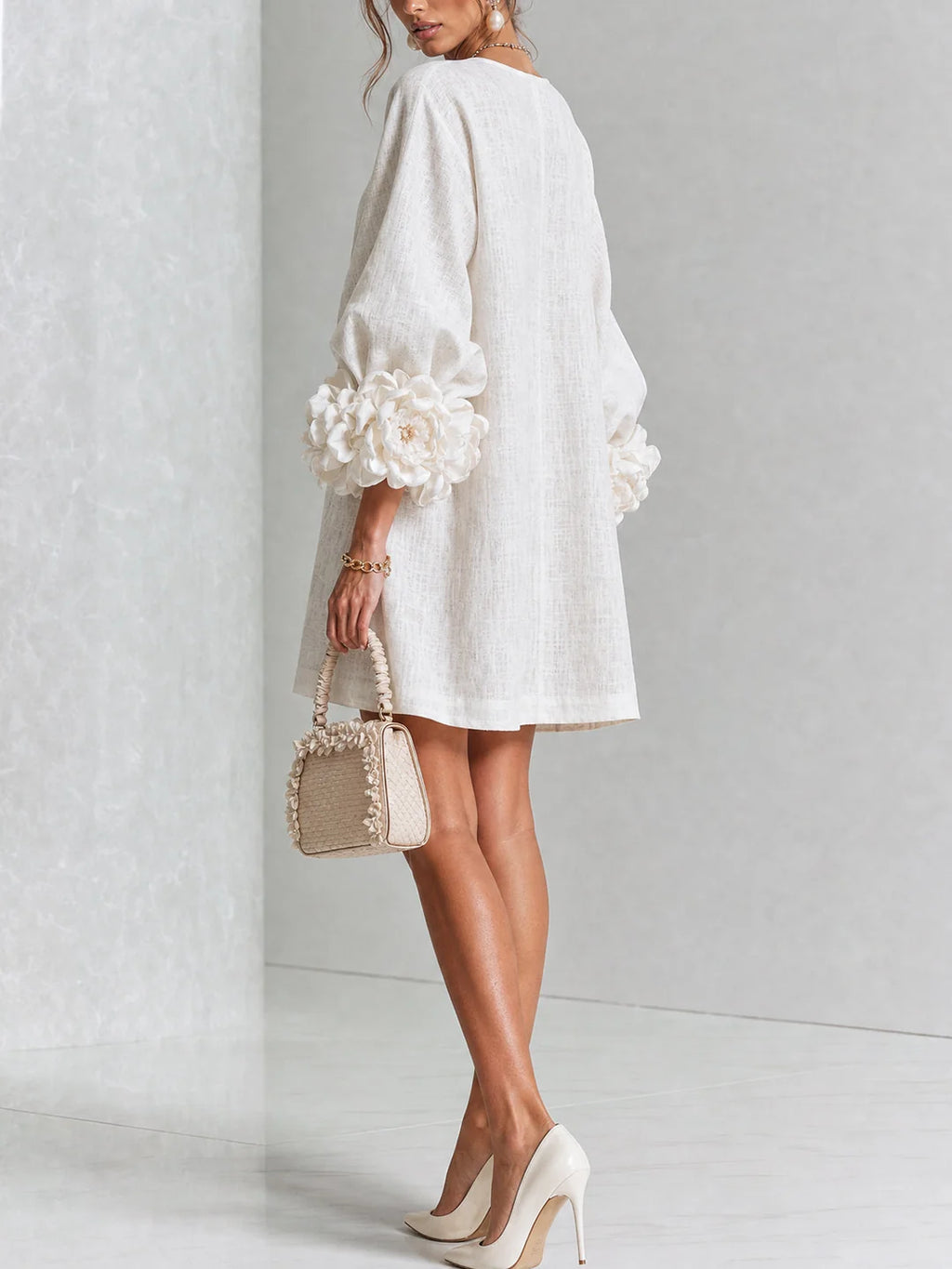 BRUNA | MINIVESTIDO CON BOTONES Y MANGAS FLORALES EXTRAVAGANTES