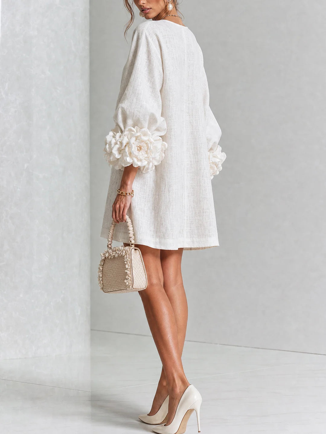 BRUNA | MINIVESTIDO CON BOTONES Y MANGAS FLORALES EXTRAVAGANTES
